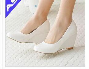 妈妈的裙子和丝袜图片,裙摆飘逸，丝袜映衬优雅风采